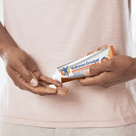 Aplicacao-de-Voltaren-Emulgel_